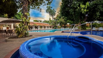 Tina de hidromasaje al aire libre