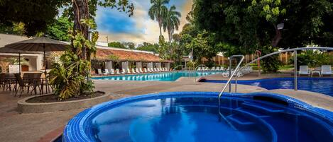 Bañera de hidromasaje exterior