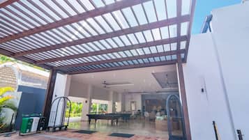 Vista frontal de la propiedad