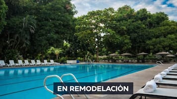 AuĂenpool, geöffnet von 09:00 Uhr bis 21:00 Uhr, Sonnenschirme