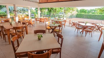 Déjeuner et dîner servis sur place, restauration en plein air