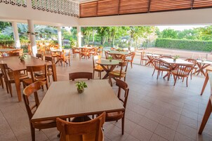 Se sirven almuerzos y cenas, restaurante con mesas al aire libre 
