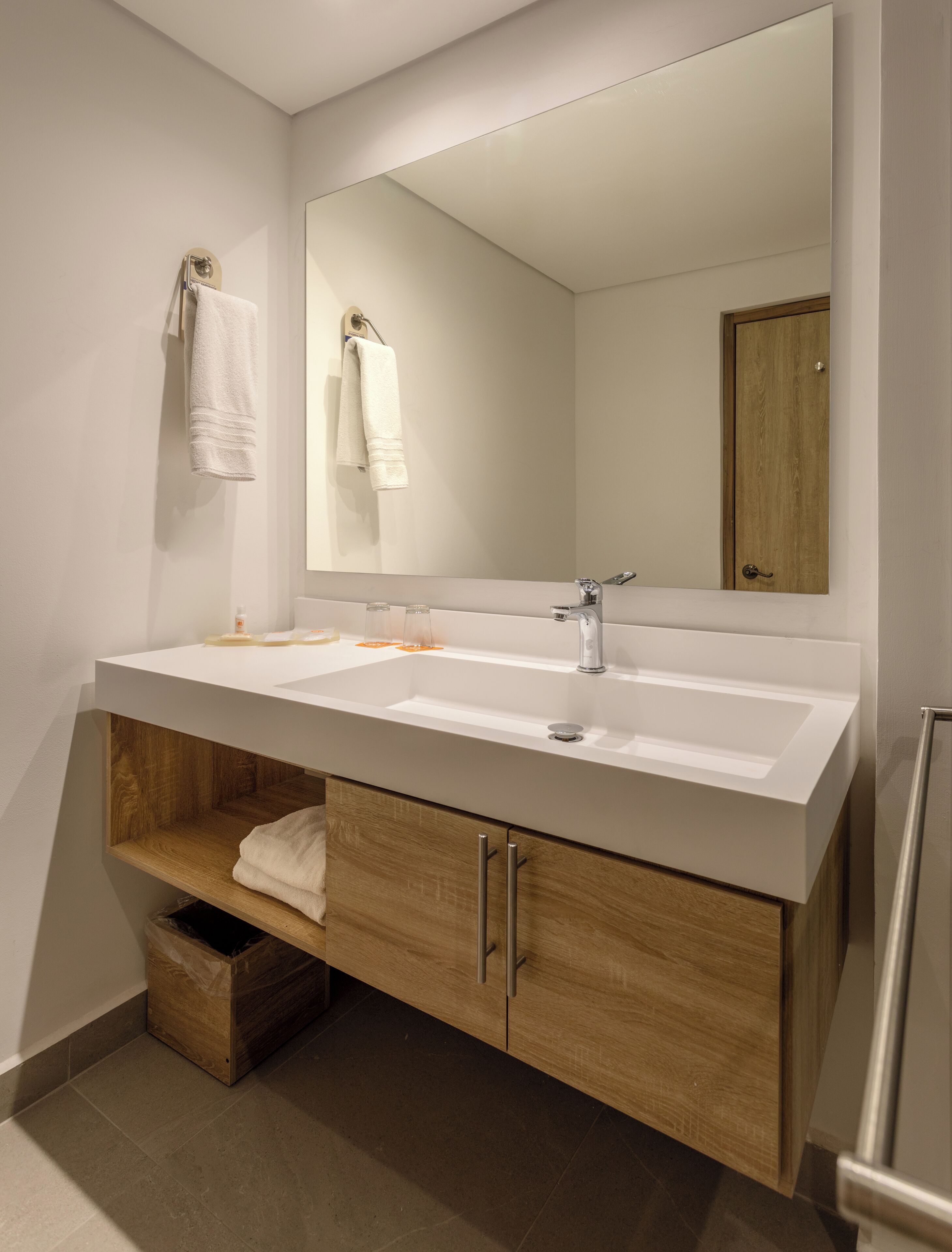 standard twin room. | bathroom | shower, free toiletries, hair dryer, towels