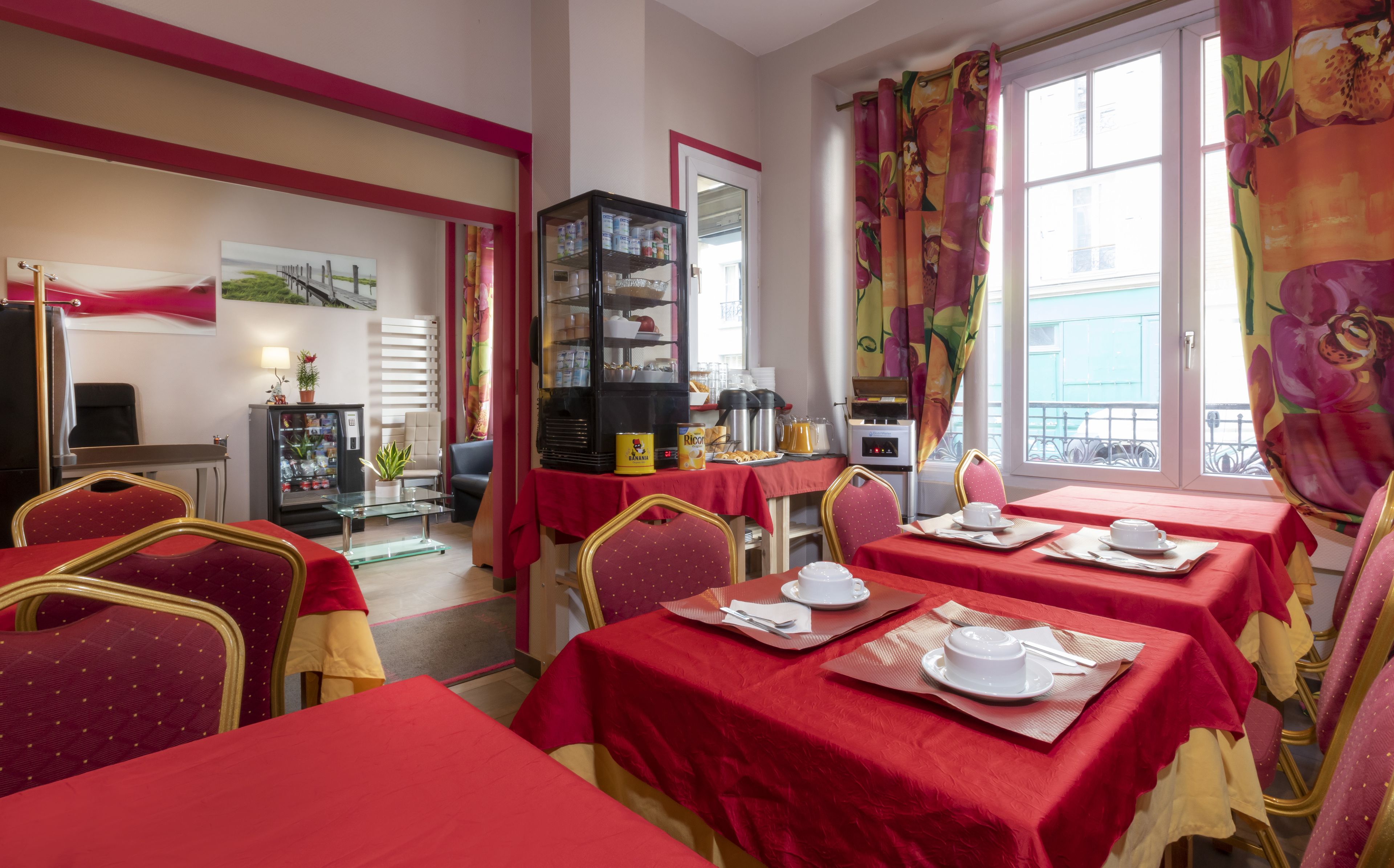 Daily continental breakfast (EUR 10 per person)