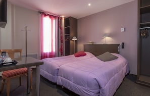 Standard Twin Room | Desk, soundproofing, cots/infant beds, free WiFi