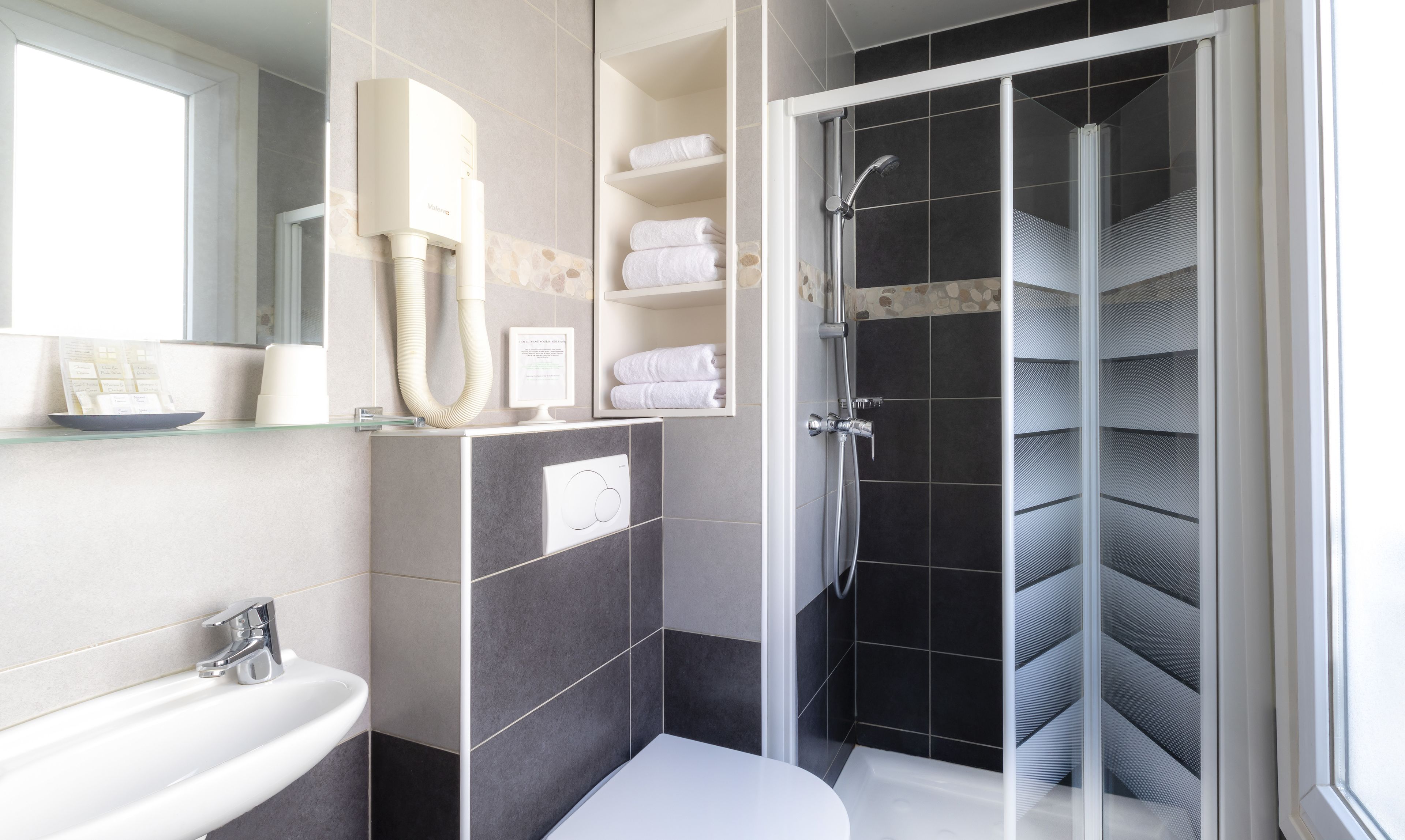 Shower, pengering rambut,  dan handuk