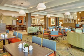 Breakfast and dinner served, American cuisine - Hilton Garden Inn Manhattan (Manhattan)