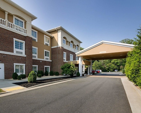 Exterior. Comfort Inn & Suites Orange - Montpelier