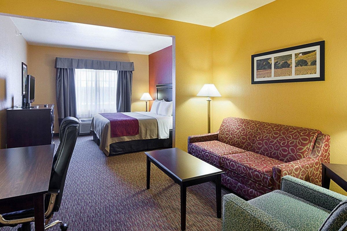 1 bedroom, premium bedding, desk, laptop workspace