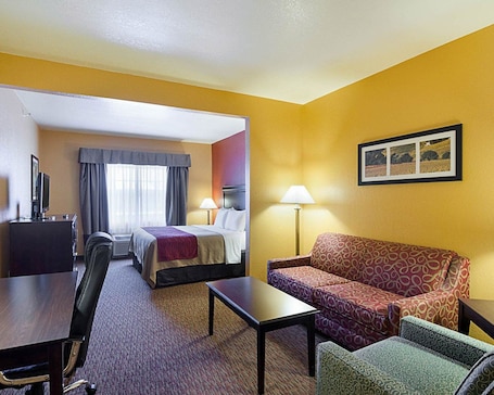 1 dormitorio, ropa de cama de alta calidad, escritorio. Comfort Inn & Suites Orange - Montpelier
