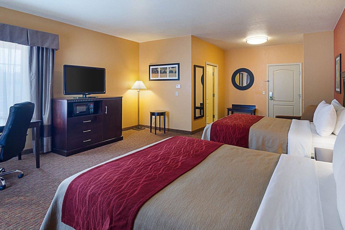 1 bedroom, premium bedding, desk, laptop workspace