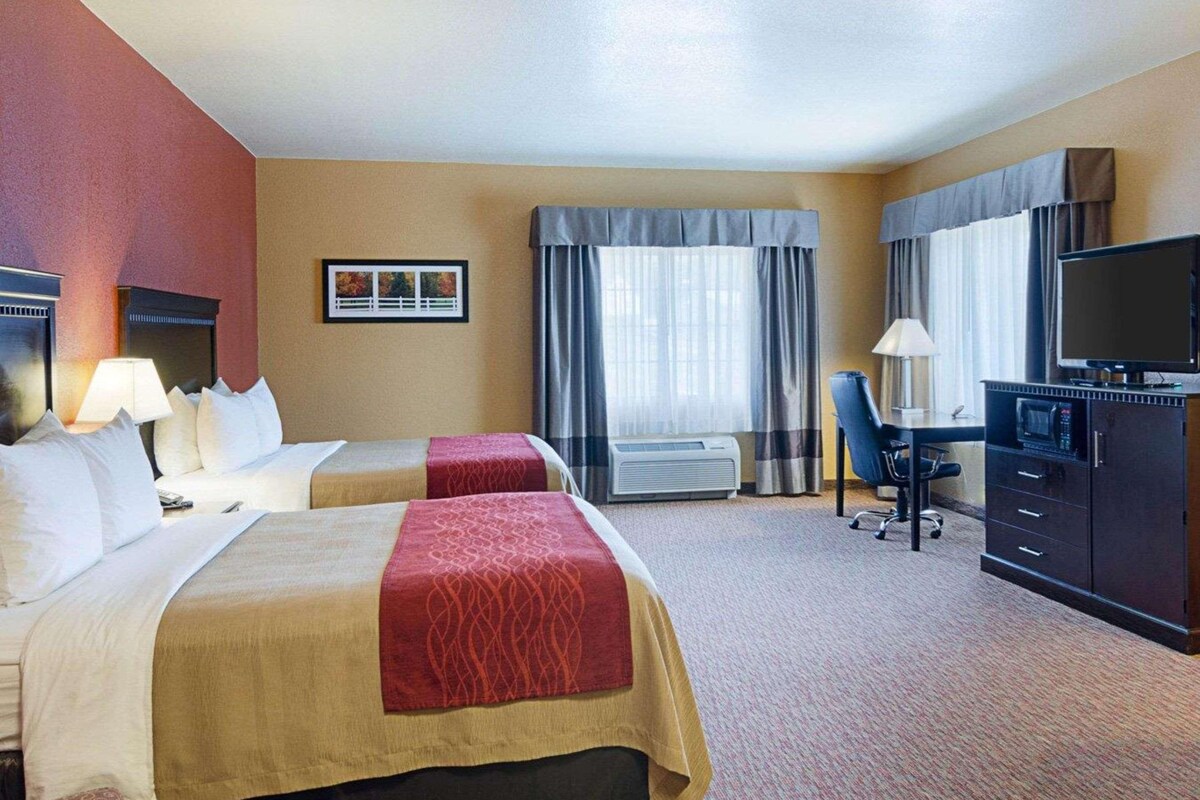 1 bedroom, premium bedding, desk, laptop workspace