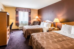 Escritorio, tabla de planchar con plancha, wifi gratis y ropa de cama