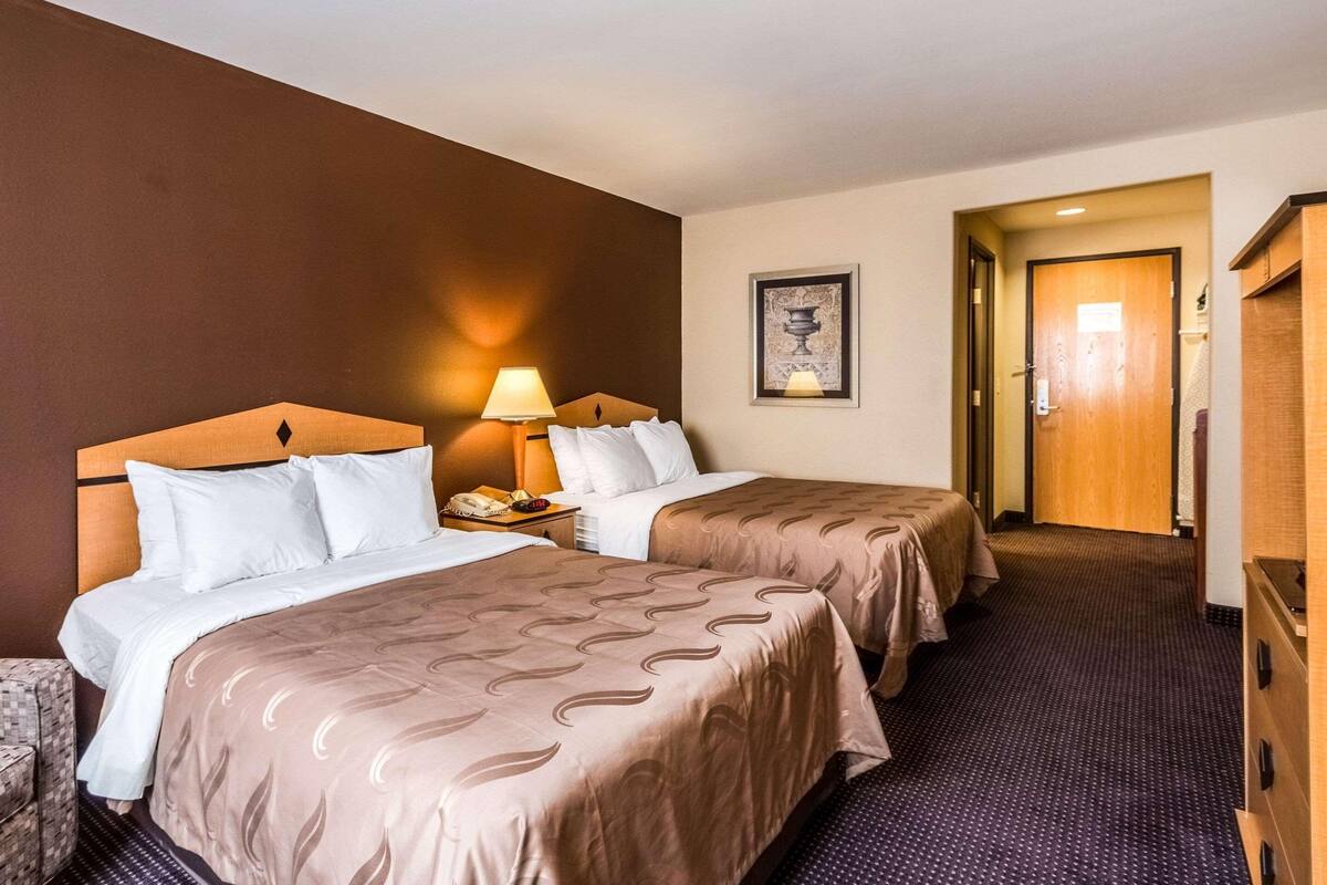 Desk, iron/ironing board, WiFi (free), bed sheets