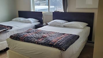 Eenvoudige kamer, 2 tweepersoonsbedden, gedeelde badkamer | Luxe beddengoed, pillowtop-bedden, een gratis minibar