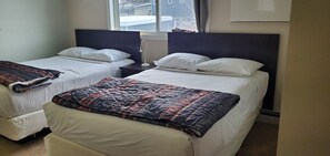 Basic-Zimmer, 2 Doppelbetten, Gemeinschaftsbad | Hochwertige Bettwaren, Pillowtop-Betten, kostenlose Minibar