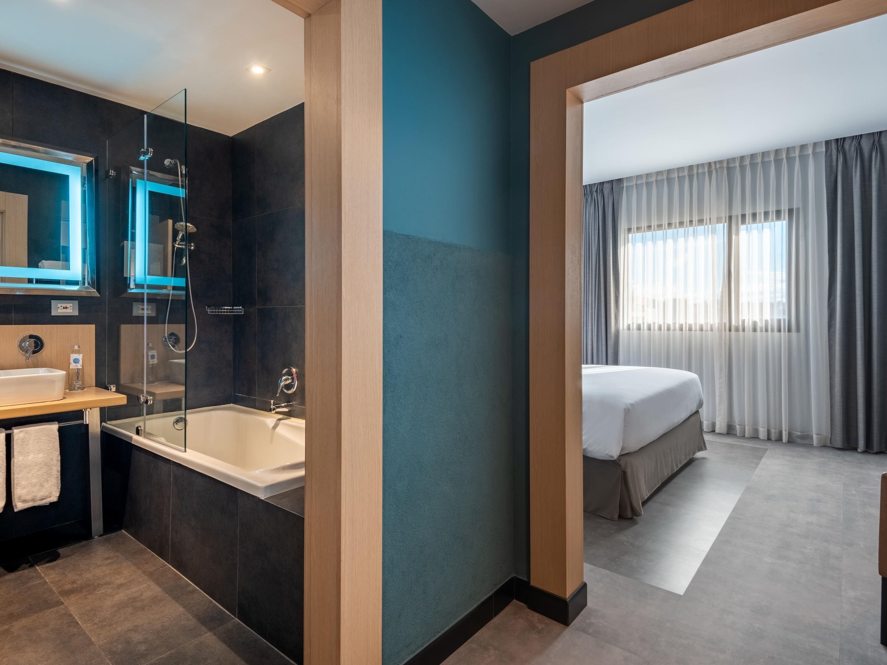 迷你吧、客房内保险箱、办公桌、遮光窗帘