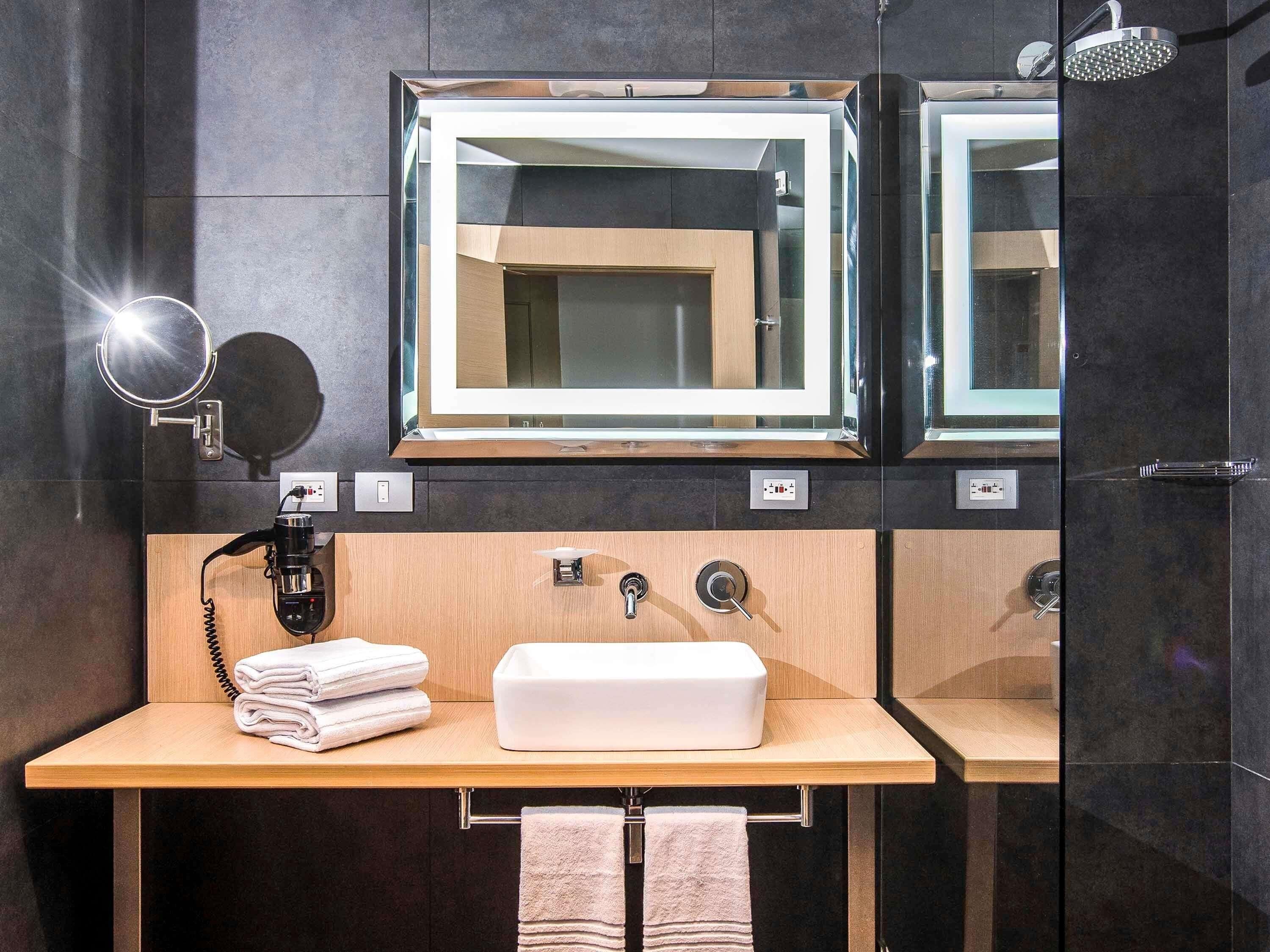 Standard Room, 1 Queen Bed | Minibar, in-room safe, desk, blackout drapes