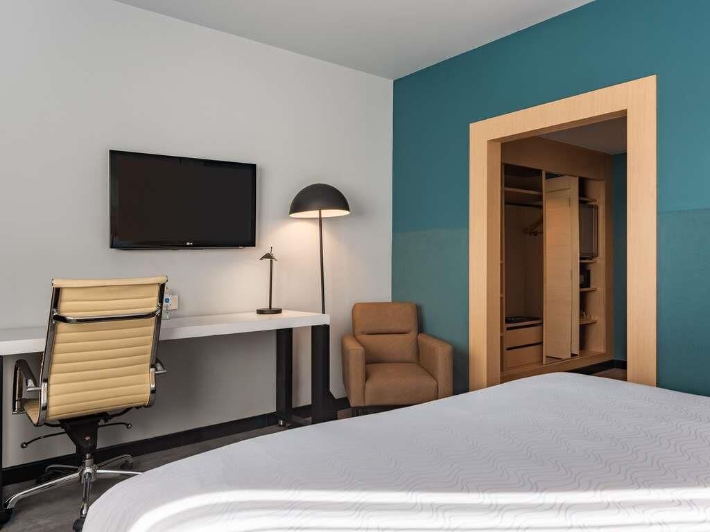 Superior Room, 1 King Bed | Minibar, in-room safe, desk, blackout drapes