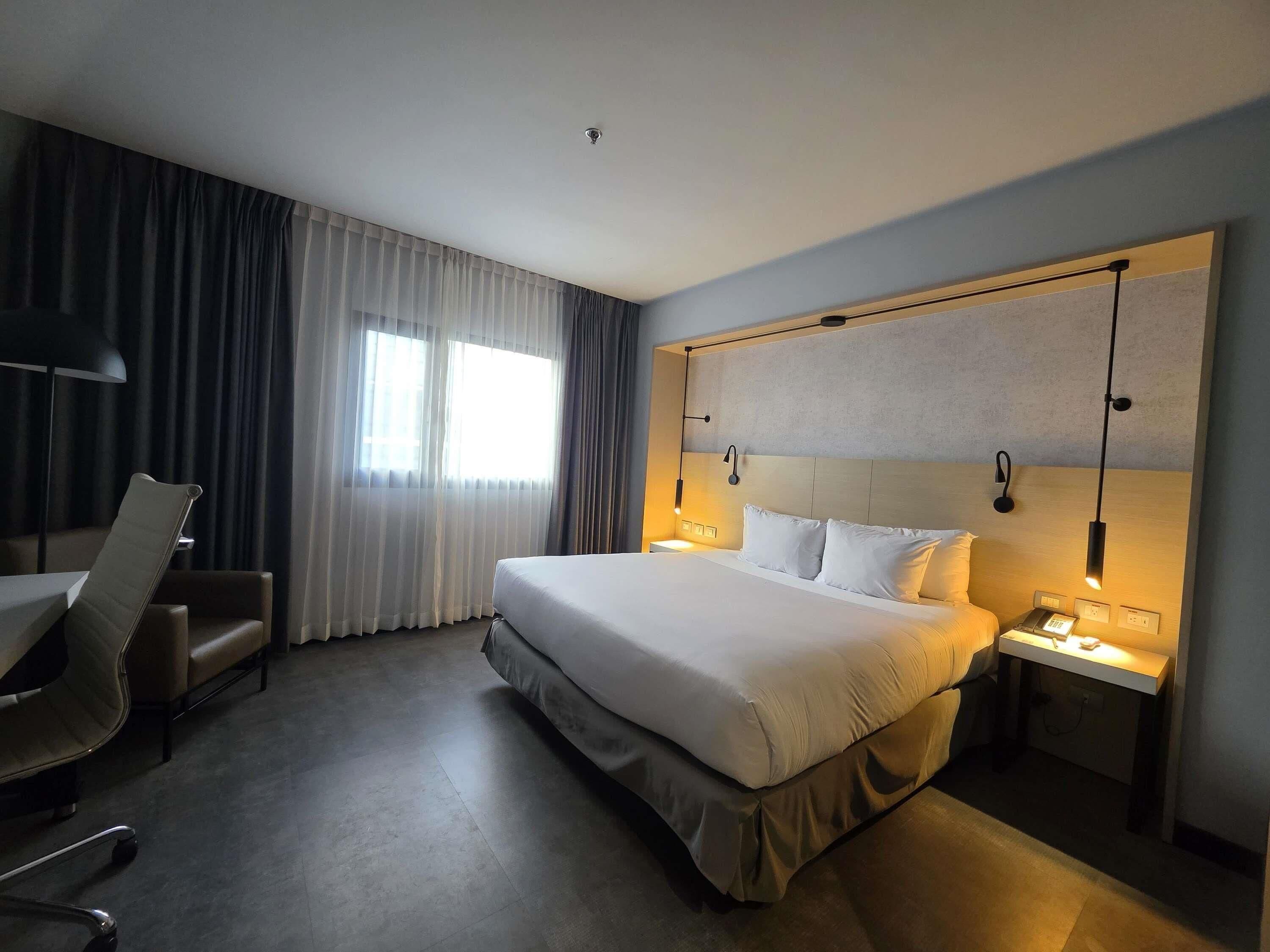 Executive Room, 1 Double Bed | Minibar, in-room safe, desk, blackout drapes