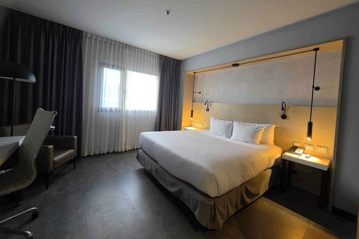 Executive Room, 1 Double Bed | Minibar, in-room safe, desk, blackout drapes