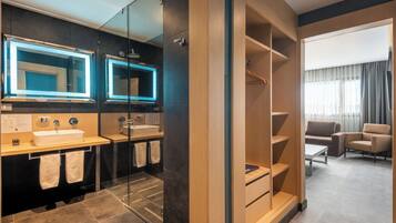 Minibar, caja de seguridad en la habitación y escritorio