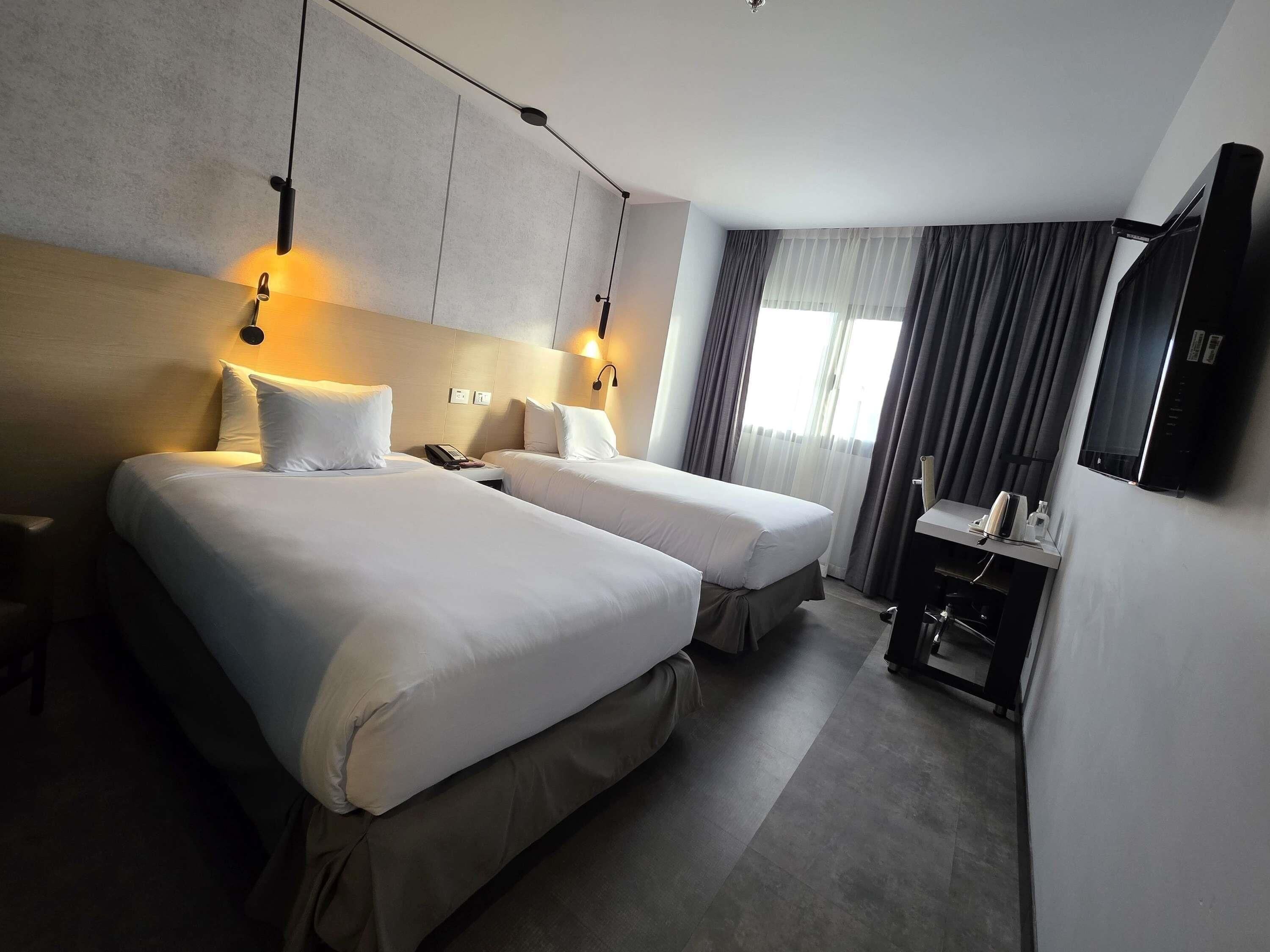 Camera Standard, 2 letti singoli | Minibar, una cassaforte in camera, una scrivania, tende oscuranti