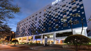 A Novotel hotel with a modern design, featuring a checkered facade and multiple windows. - Novotel Bogotá Parque 93 (Bogotá)