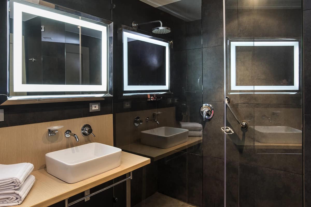 1 quarto, frigobar, cofres nos quartos, escrivaninha