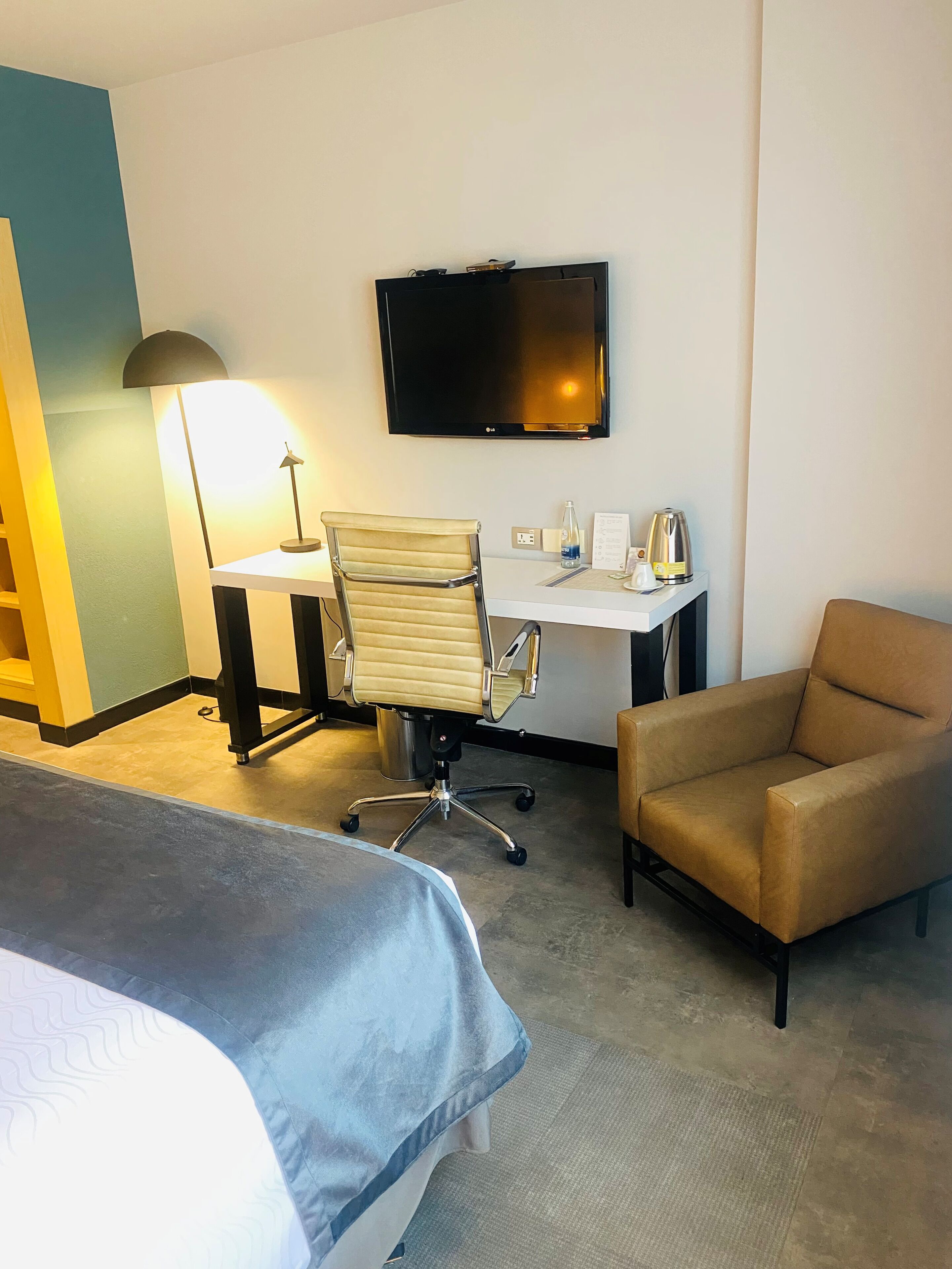 executive room, 1 double bed | living area | 42-inch flat-screen tv with cable channels, tv