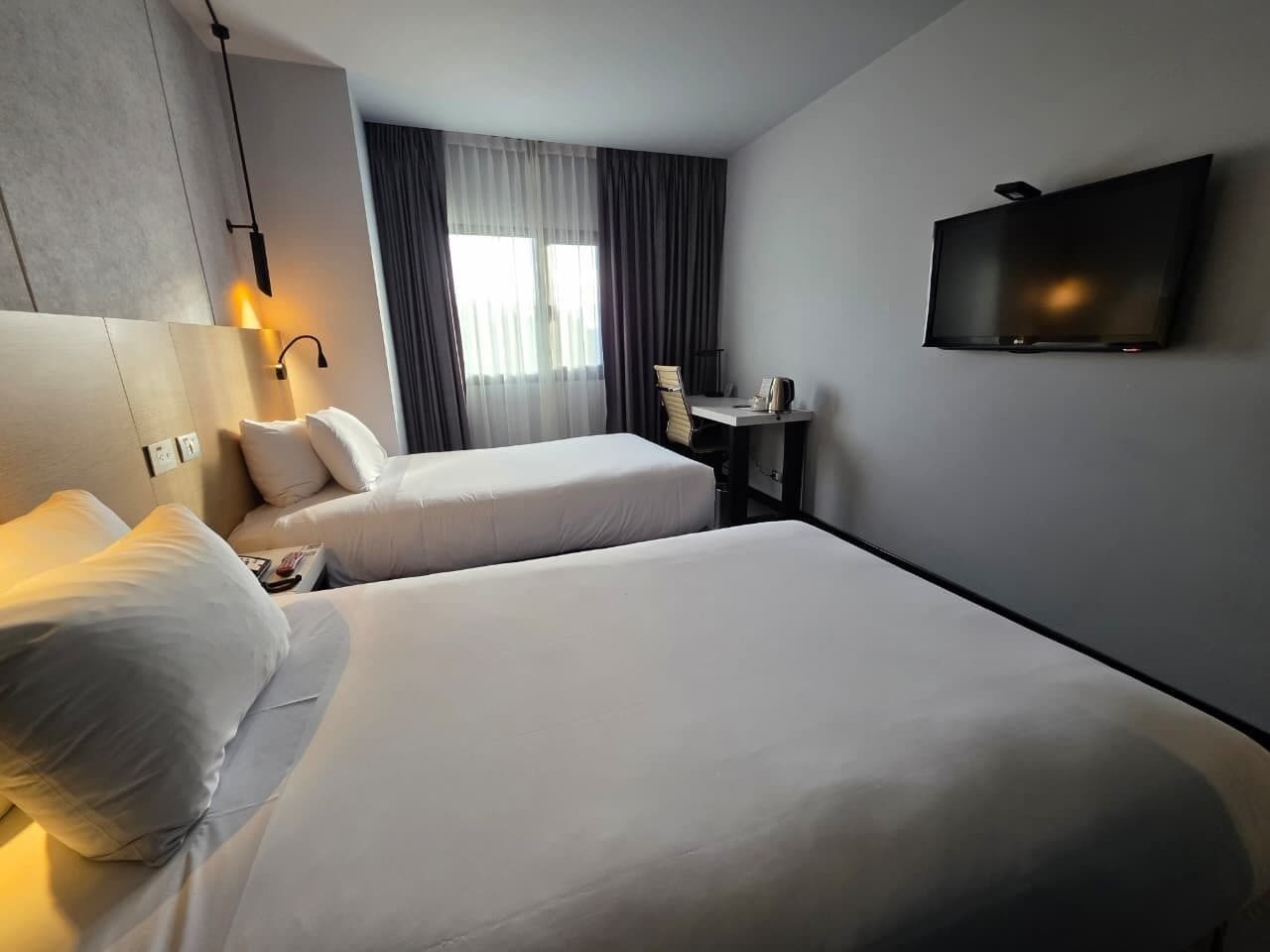 Minibar, caja de seguridad en la habitación y escritorio 