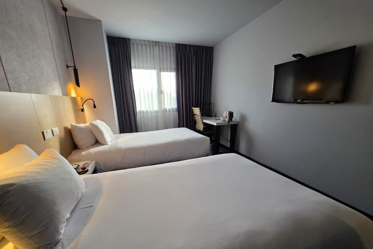 Minibar, safe på rommet, skrivebord og blendingsgardiner