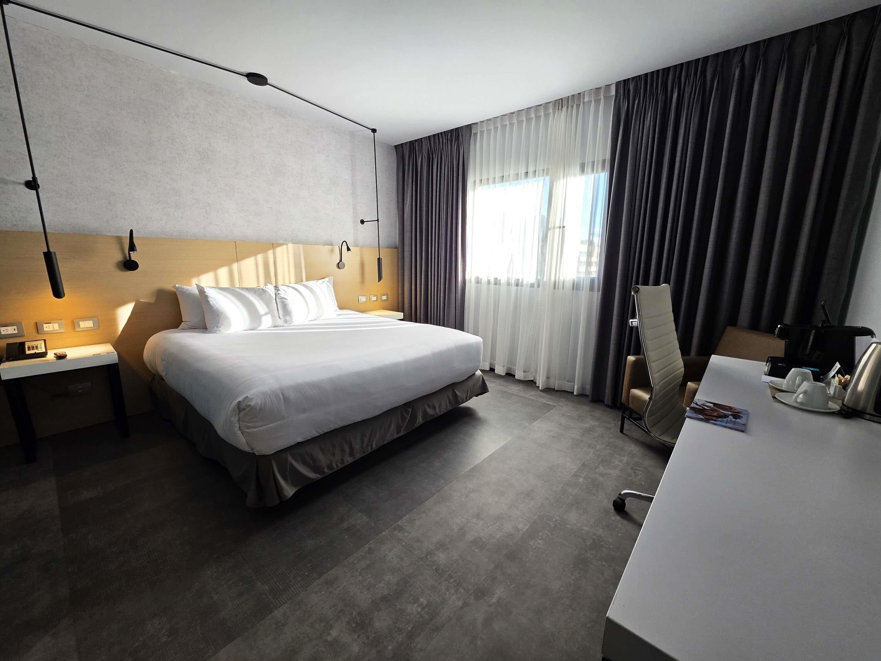 Chambre Supérieure, 1 très grand lit | Minibar, coffres-forts dans les chambres, bureau, rideaux occultants