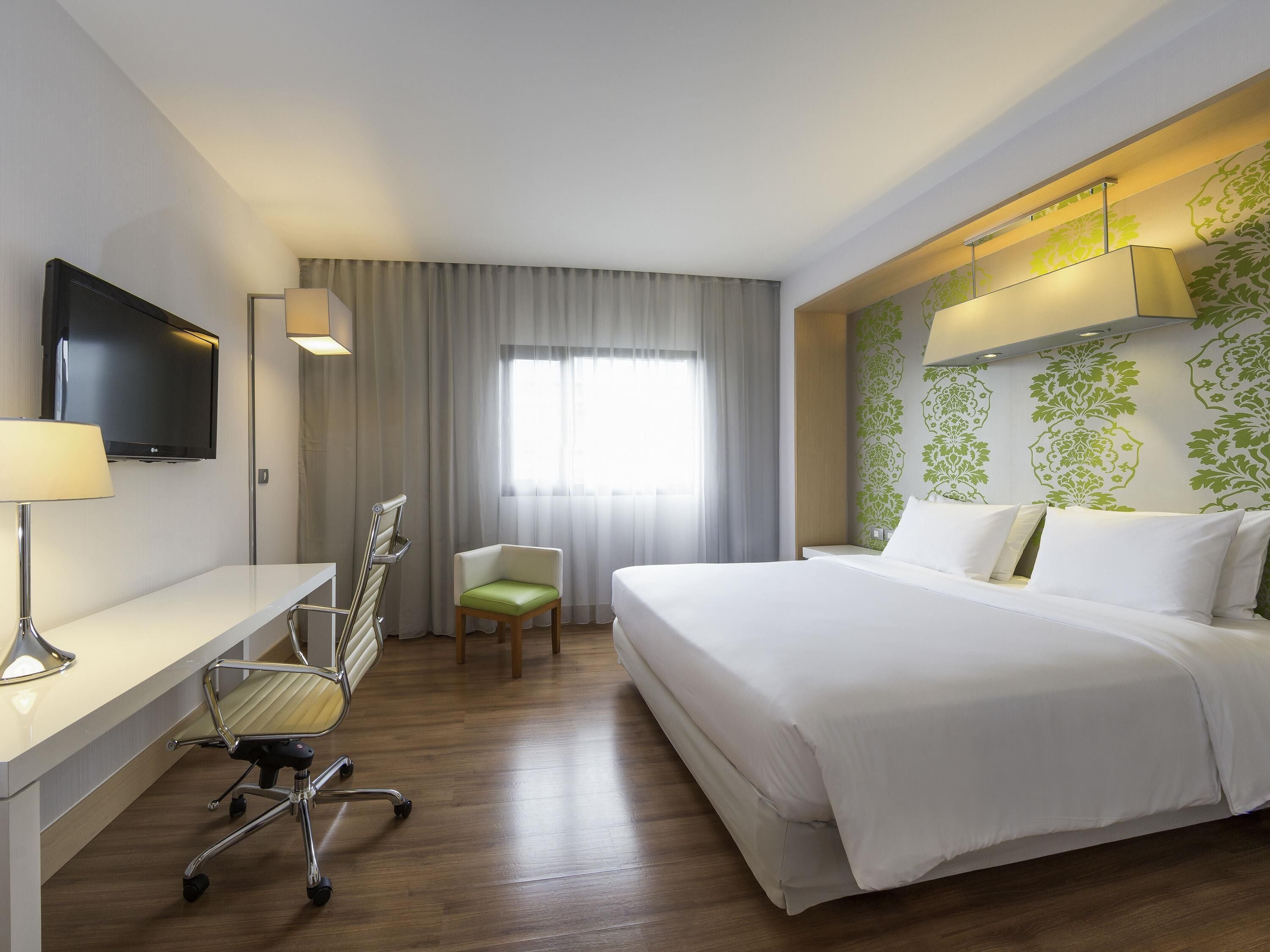 Standard Room, 1 Queen Bed | Minibar, in-room safe, desk, blackout curtains