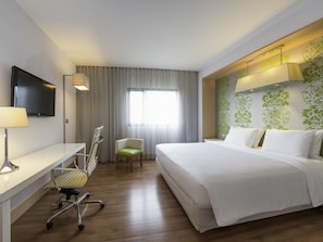 Minibar, caja de seguridad en la habitación y escritorio