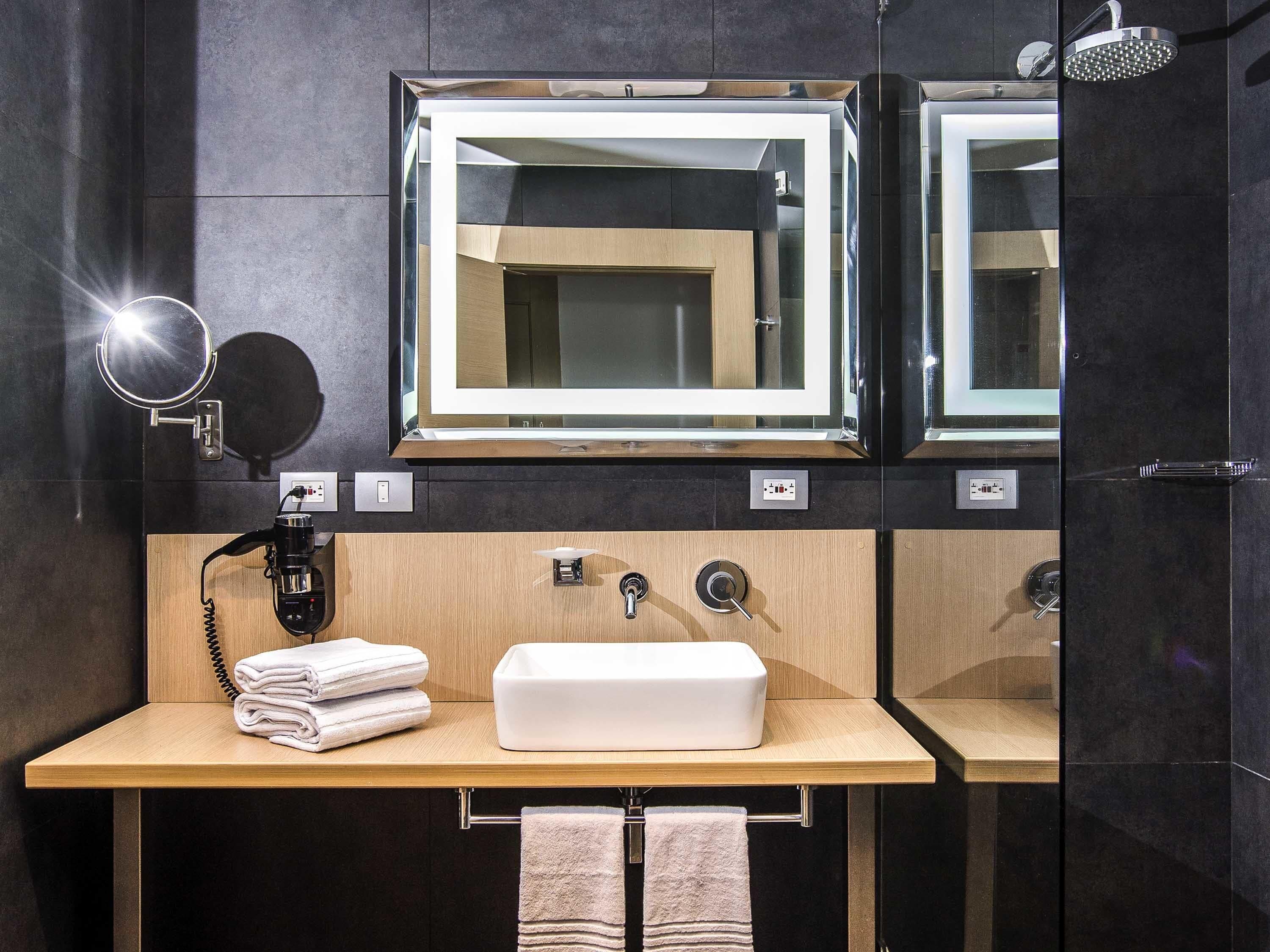 Rom – standard, 1 queensize-seng | Minibar, safe på rommet, skrivebord og blendingsgardiner