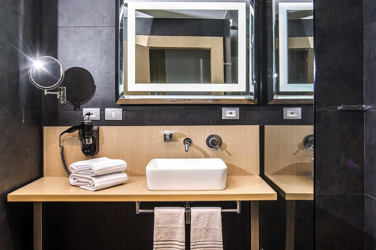 Rom – standard, 1 queensize-seng | Minibar, safe på rommet, skrivebord og blendingsgardiner