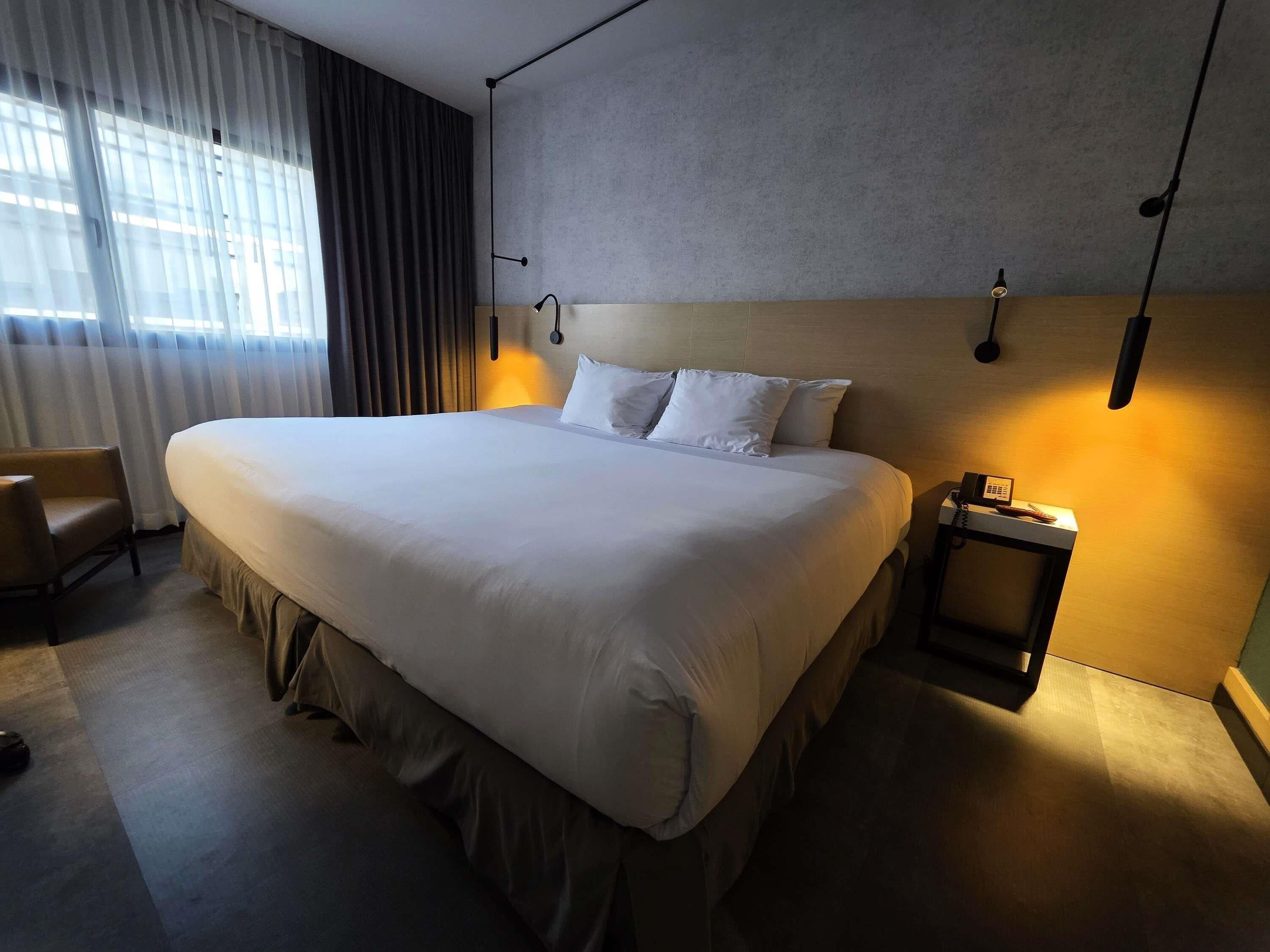 Minibar, coffres-forts dans les chambres, bureau, rideaux occultants