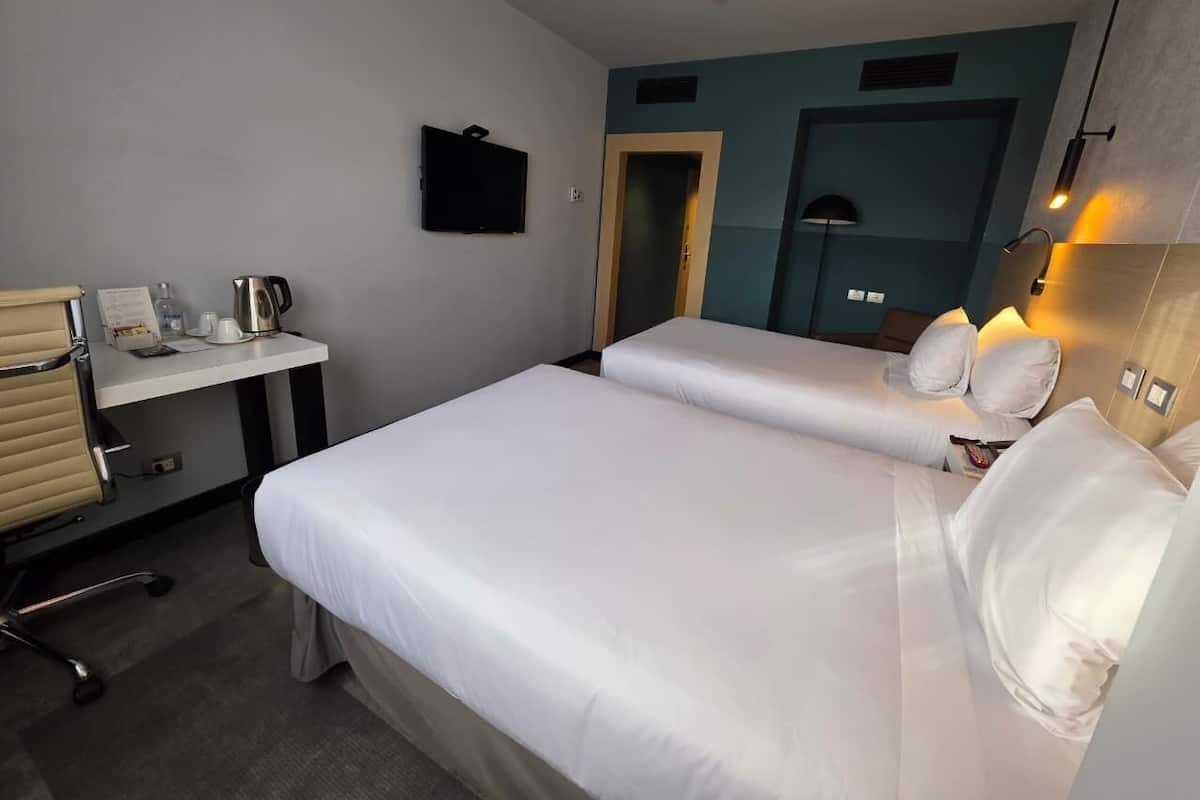 Rom – standard, 2 enkeltsenger | Minibar, safe på rommet, skrivebord og blendingsgardiner