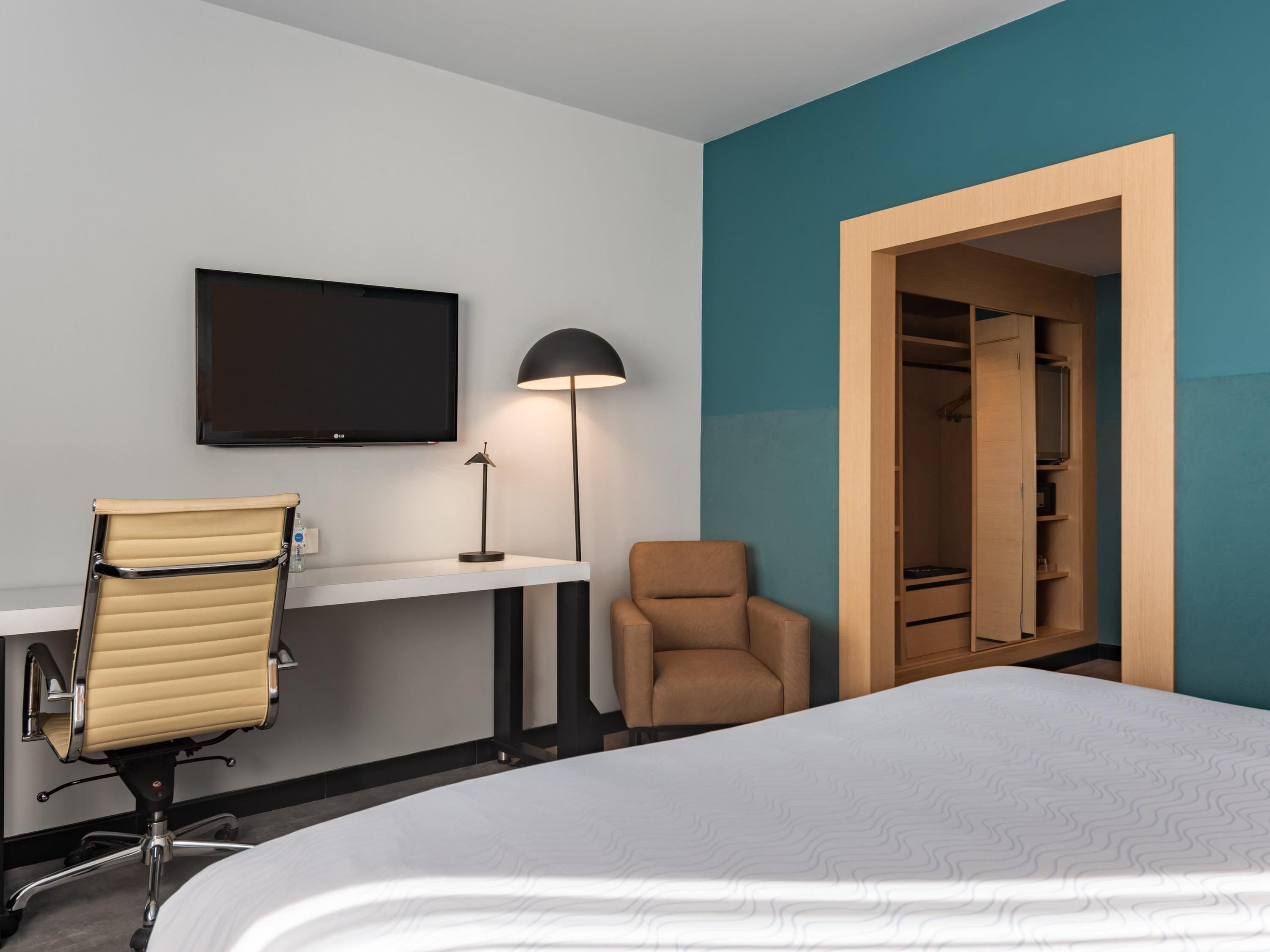 Superior Room, 1 King Bed | Minibar, in-room safe, desk, blackout drapes