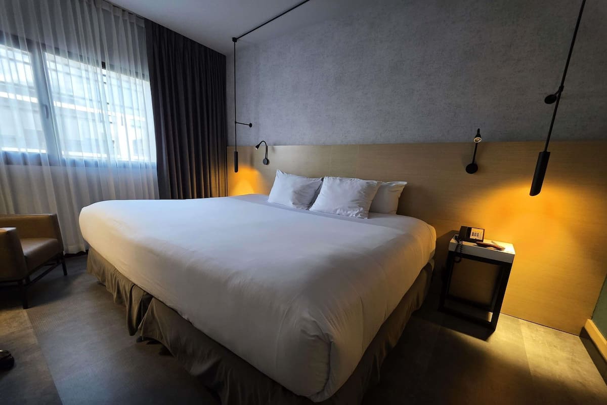 Minibar, caja de seguridad en la habitación y escritorio