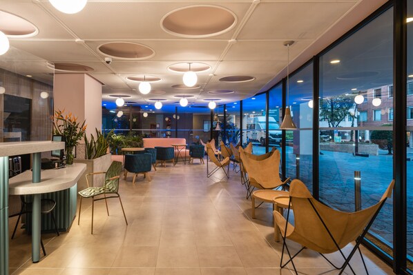 42-tommers fladskærms-tv med kabelkanaler, tv