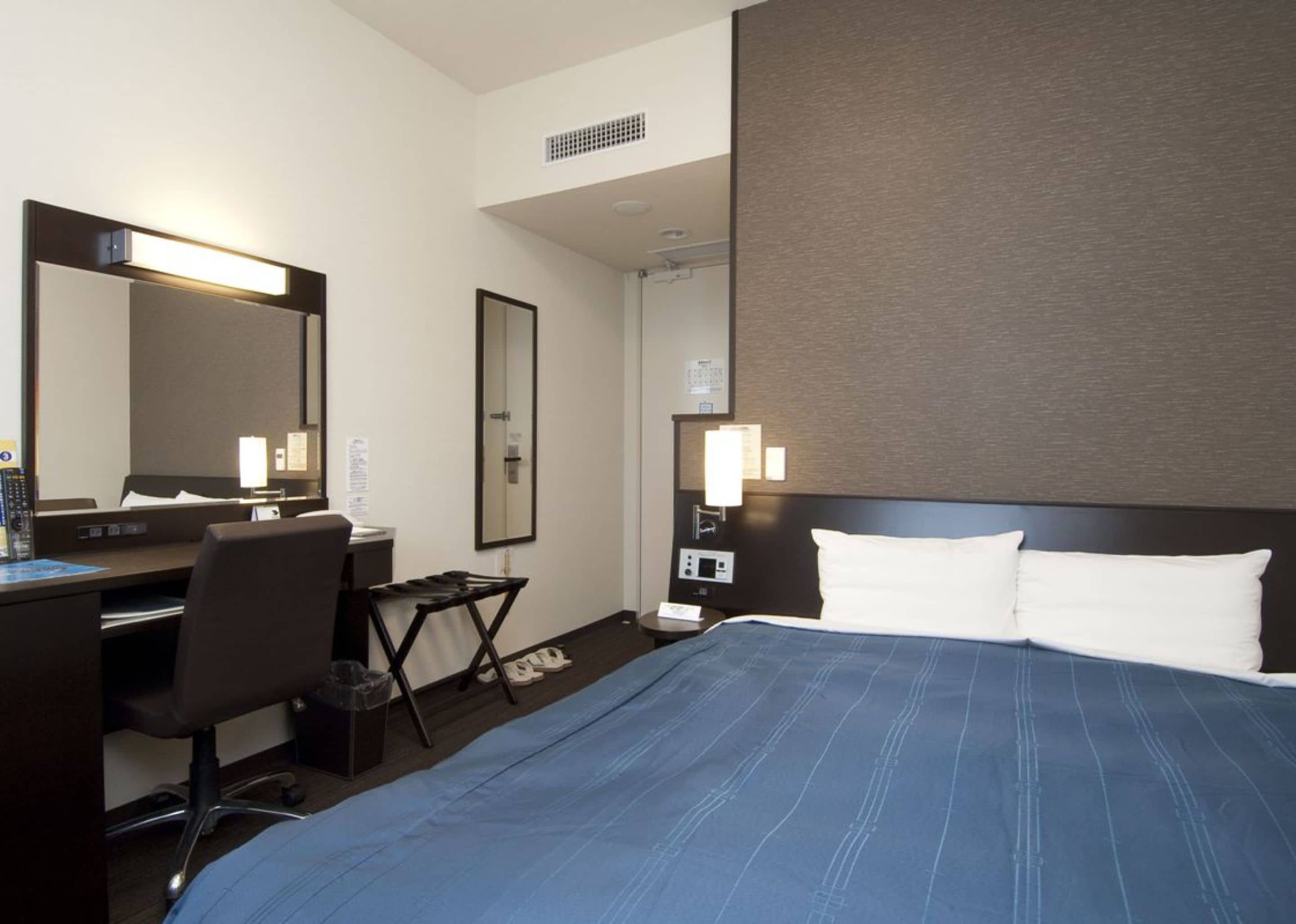 Desk, free WiFi, bed sheets