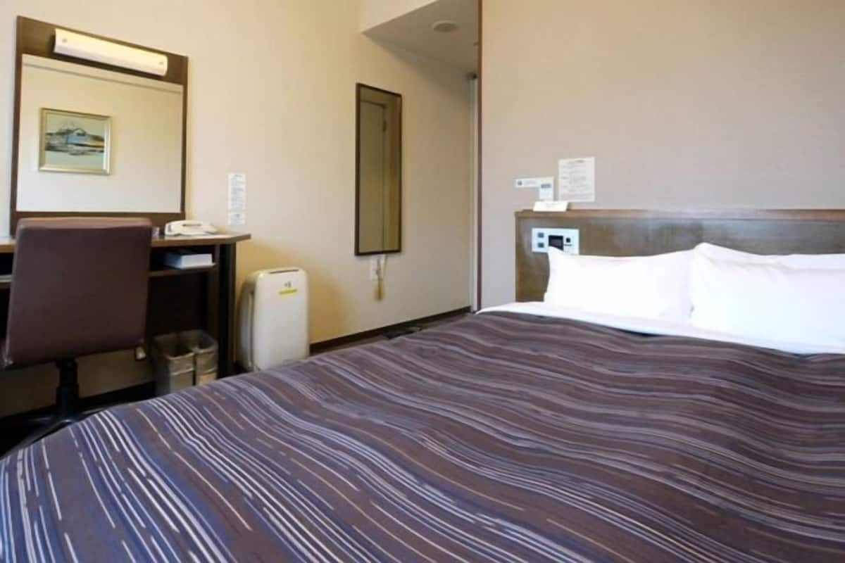Escrivaninha, Wi-Fi de cortesia, roupa de cama