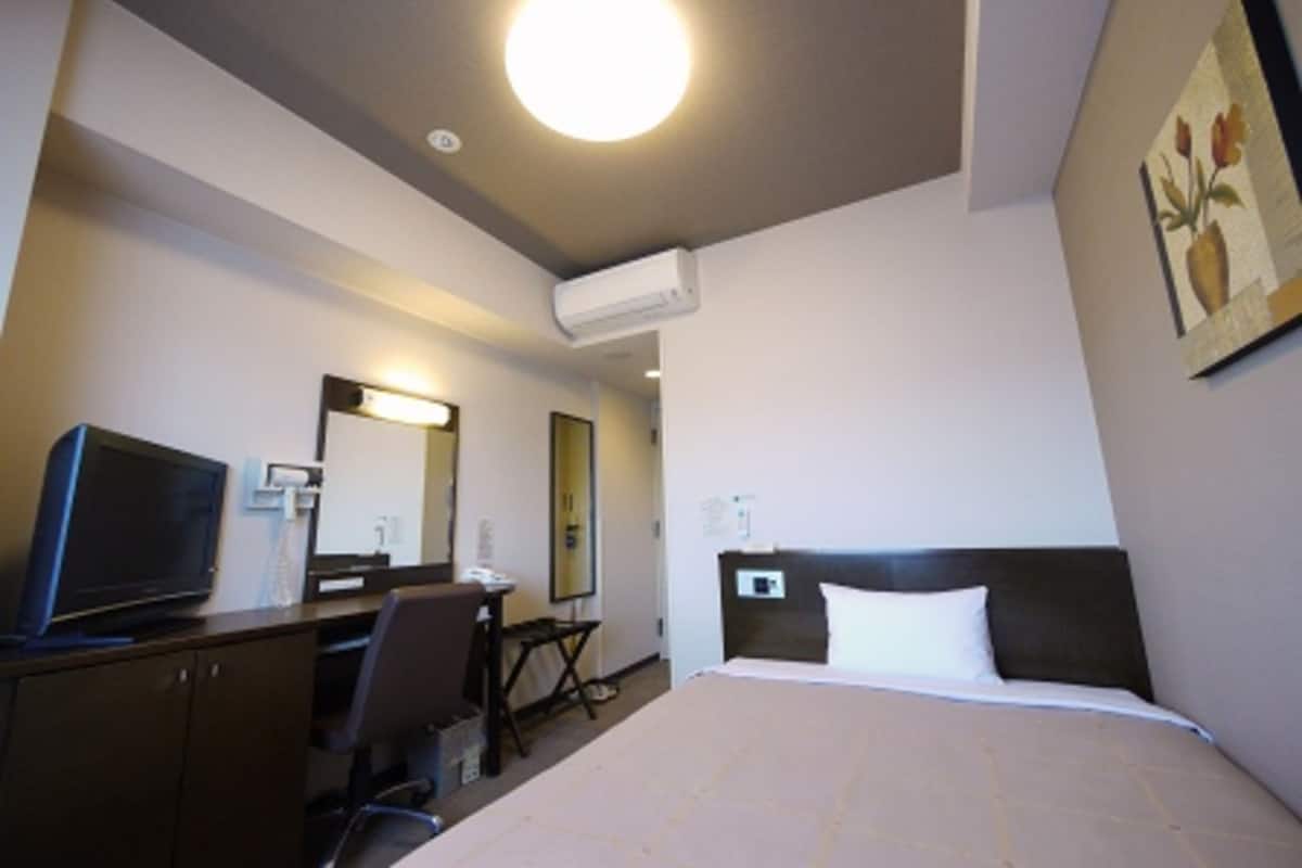 Desk, WiFi (free), bed sheets