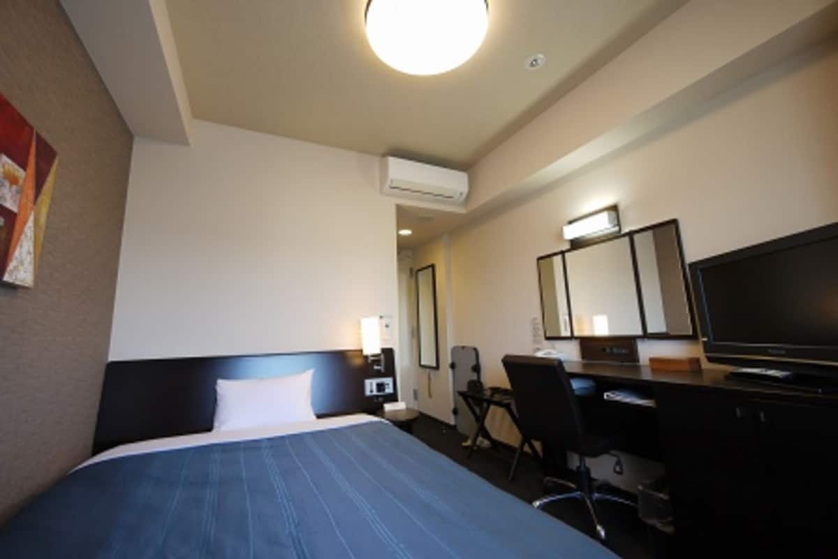 Desk, WiFi (free), bed sheets