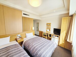 書桌、免費無線上網、床單