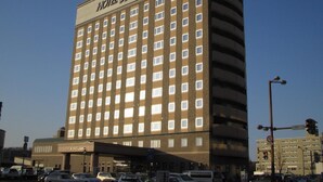 Ein mehrstöckiges Hotel mit einer auffälligen Beschilderung oben.