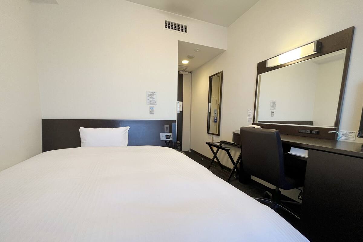 Cortinas blackout, wifi gratis y ropa de cama