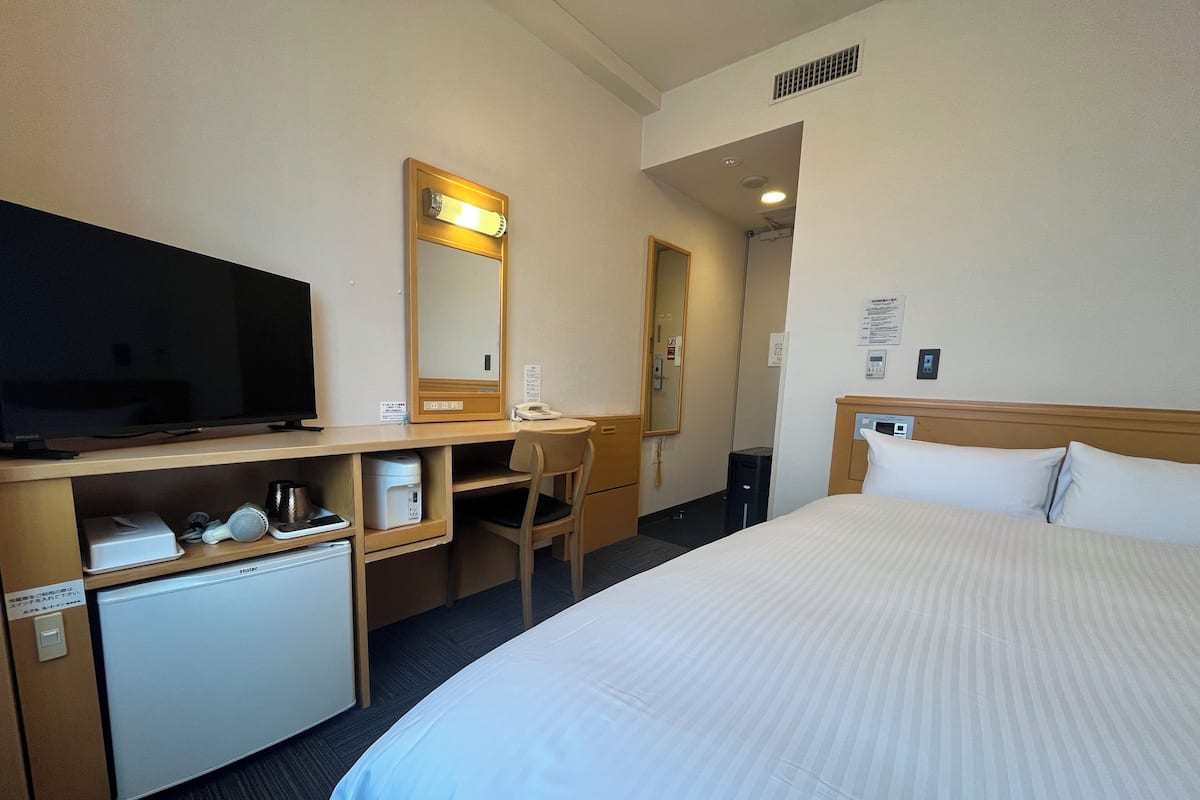 Blackout drapes, WiFi (free), bed sheets